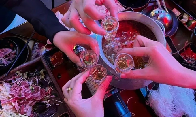 Uống rượu khi đói có khiến say nhanh hơn?- Ảnh 1. Uống rượu khi đói có khiến say nhanh hơn?- Ảnh 1.