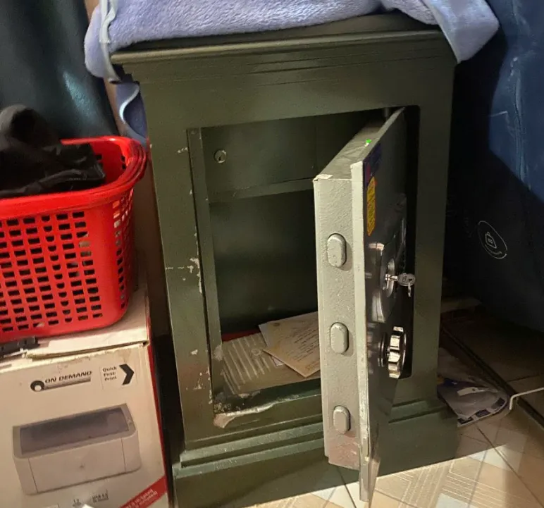 Cậy két sắt lấy 17 chỉ vàng của cô ruột, nam thanh niên bị khởi tố- Ảnh 2. Cậy két sắt lấy 17 chỉ vàng của cô ruột, nam thanh niên bị khởi tố- Ảnh 2.