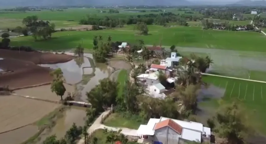 Ba th&aacute;ng sau lũ dữ, người d&acirc;n đ&oacute;n Tết ấm &aacute;p trong những m&aacute;i nh&agrave; mới - Ảnh 1.