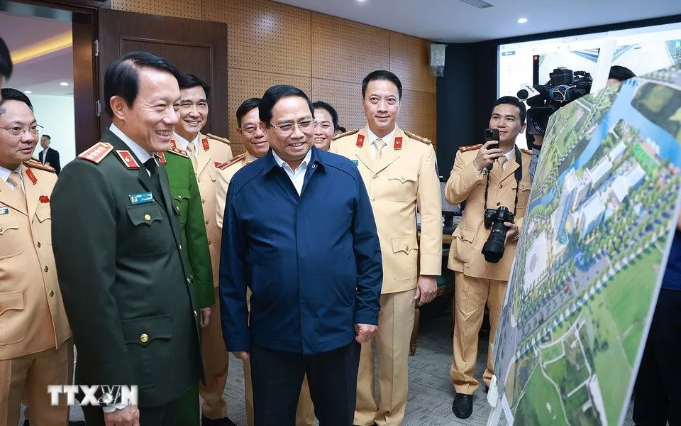 Thủ tướng Phạm Minh Chính tới kiểm tra công tác ứng trực và thăm, chúc Tết cán bộ, chiến sĩ Cục Cảnh sát giao thông 