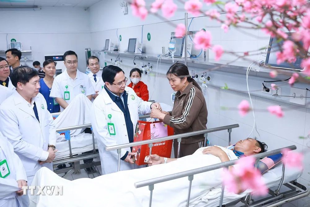 Thủ tướng ch&uacute;c Tết, kiểm tra c&ocirc;ng t&aacute;c ứng trực của ng&agrave;nh Y tế tại H&agrave; Nội - Ảnh 2.