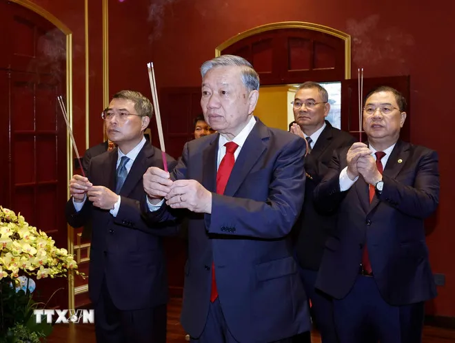 Tổng B&iacute; thư d&acirc;ng hương tưởng niệm Chủ tịch Hồ Ch&iacute; Minh tại Nh&agrave; 67 - Ảnh 1.