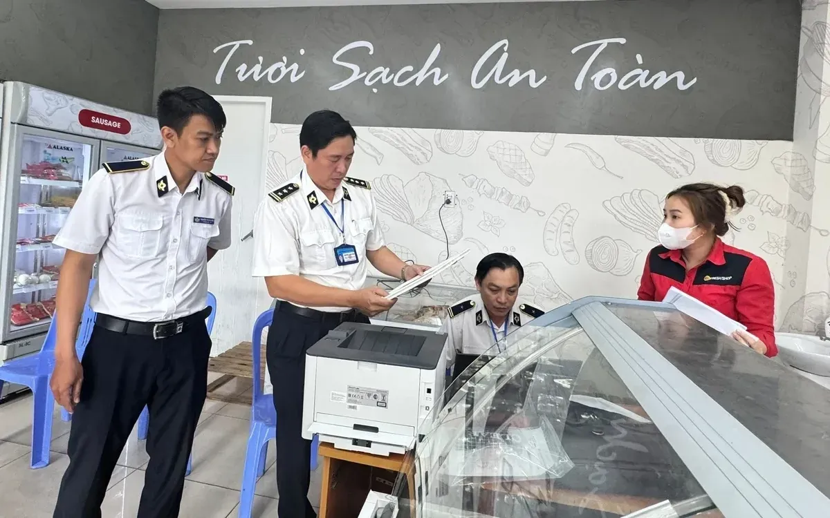 Đoàn kiểm tra liên ngành kiểm tra hồ sơ, điều kiện bảo quản và nguồn gốc sản phẩm tại một cơ sở kinh doanh thực phẩm trên địa bàn TP Hồ Chí Minh, nhằm bảo đảm an toàn dịch bệnh và vệ sinh thú y. Ảnh: BNN&MT