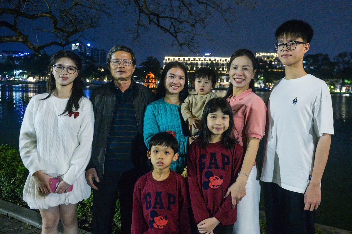 Người dân háo hức đổ về Hồ Gươm chờ khoảnh khắc pháo hoa đêm Giao thừa - Ảnh 3.