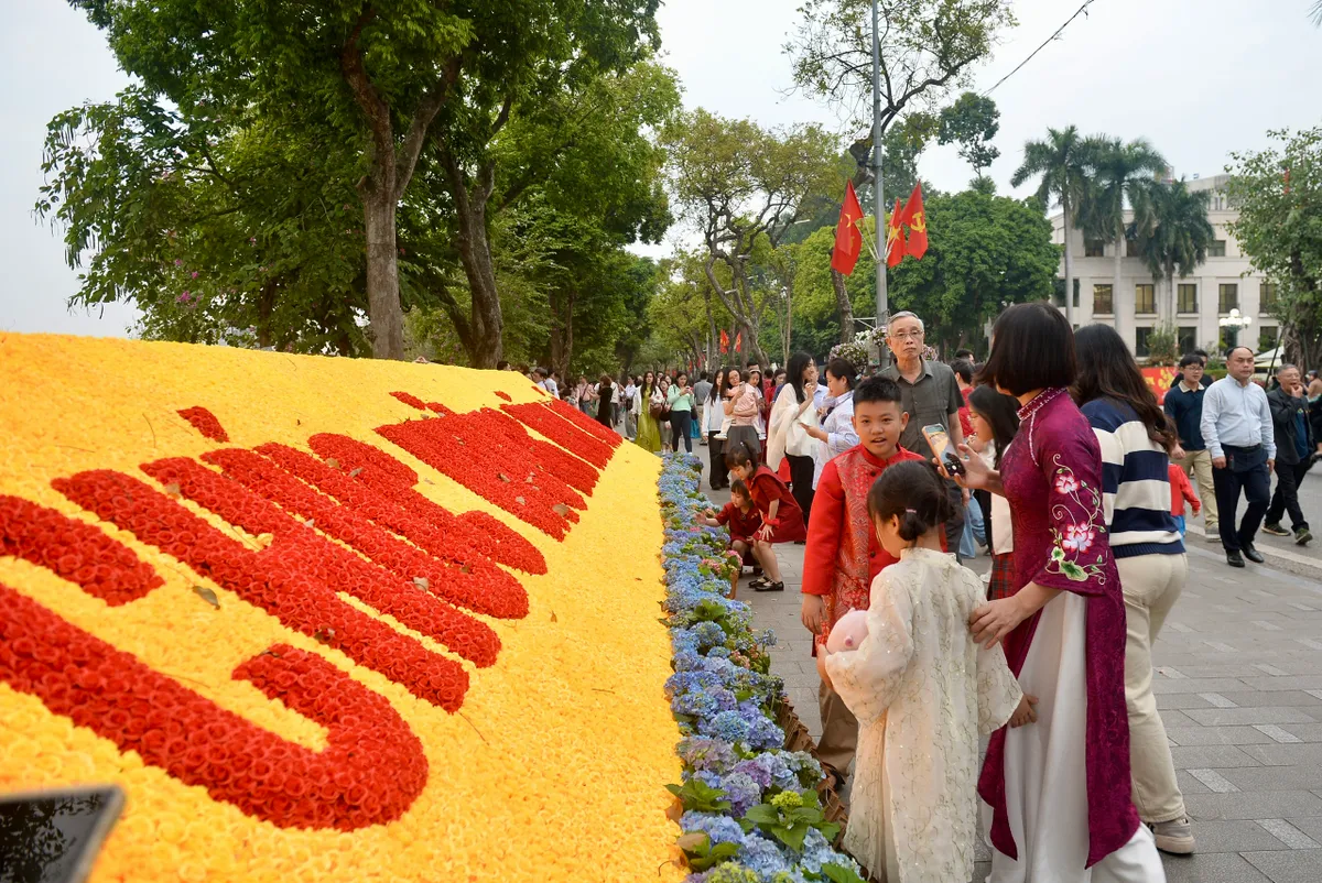 Người dân háo hức đổ về Hồ Gươm chờ khoảnh khắc pháo hoa đêm Giao thừa - Ảnh 1.