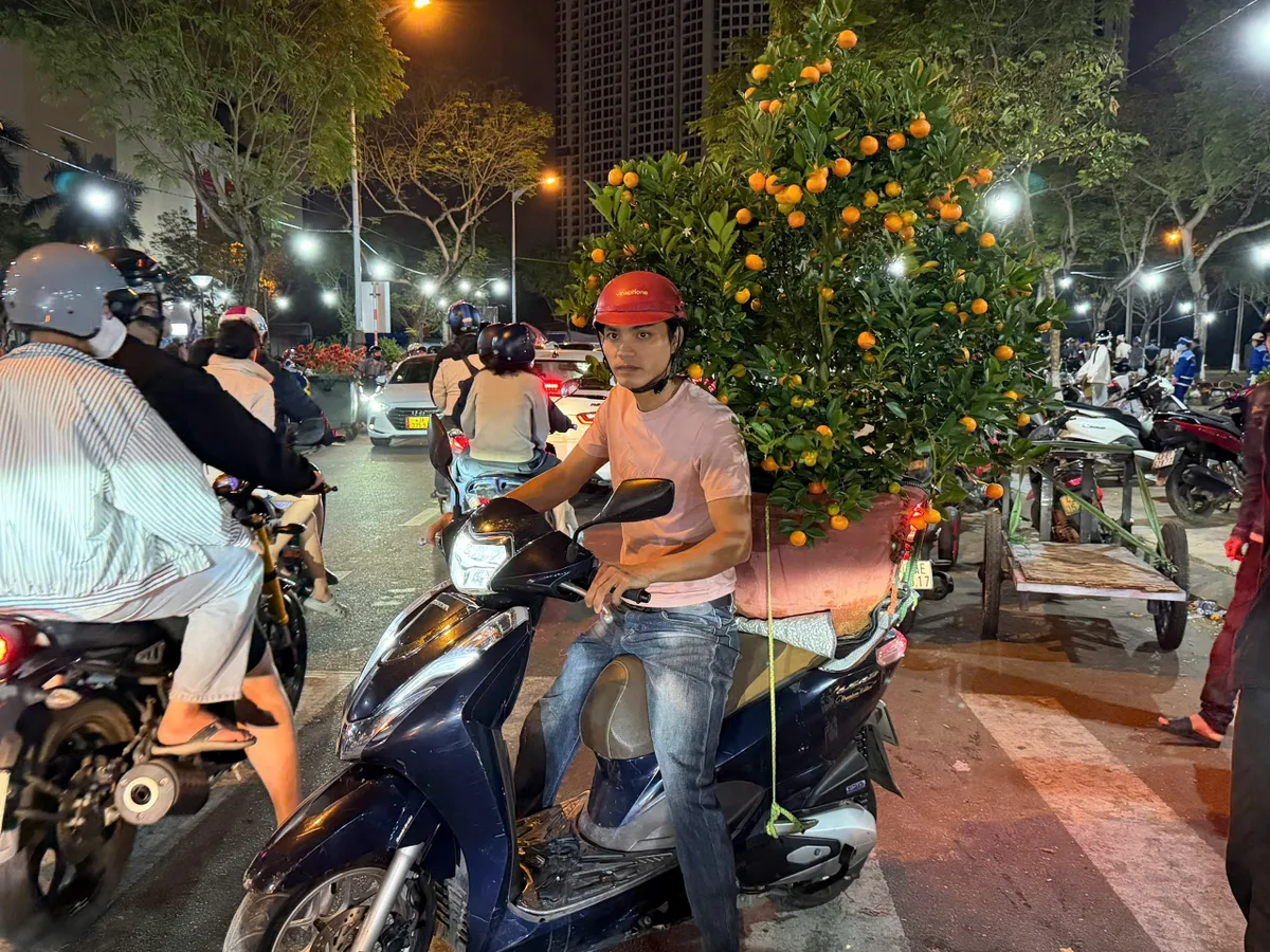 Đ&Agrave; NẴNG CHỜ Đ&Oacute;N THỜI KHẮC GIAO THỪA - Ảnh 3.