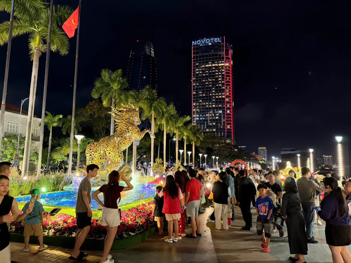 Đ&Agrave; NẴNG CHỜ Đ&Oacute;N THỜI KHẮC GIAO THỪA - Ảnh 2.