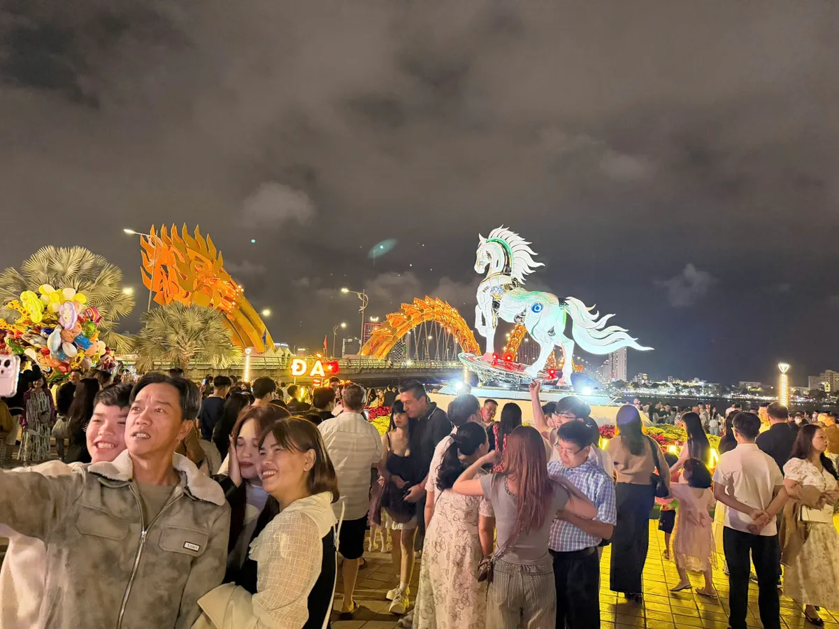 Đ&Agrave; NẴNG CHỜ Đ&Oacute;N THỜI KHẮC GIAO THỪA - Ảnh 1.