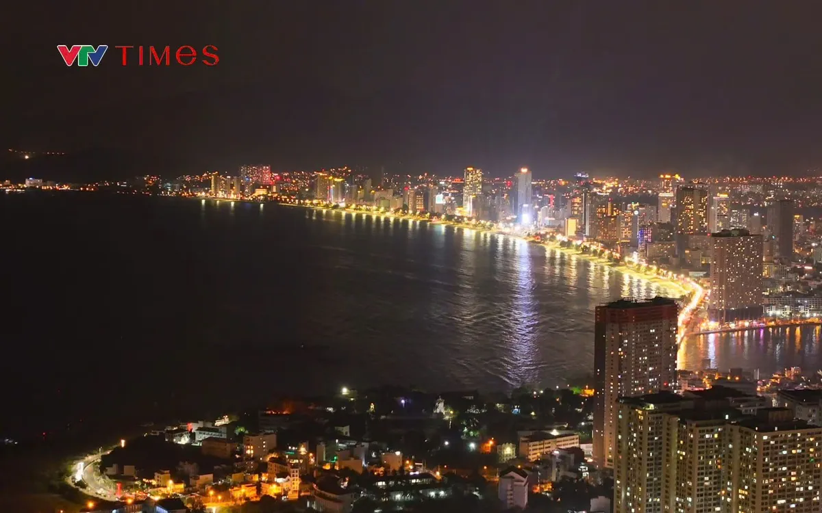 Phố biển không ngủ đón chào năm Bính Ngọ.