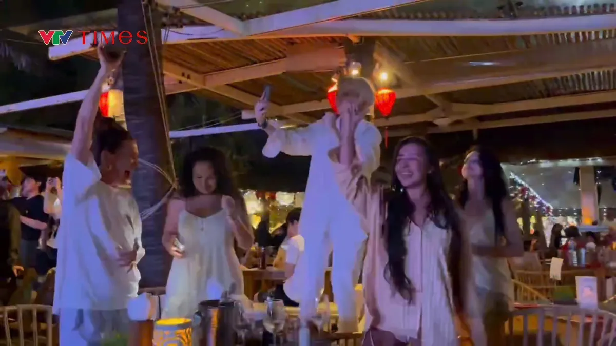 Nha Trang đ&ecirc;m Giao thừa: "Biển người" đợi ph&aacute;o hoa, phố biển kh&ocirc;ng ngủ đ&oacute;n ch&agrave;o năm B&iacute;nh Ngọ - Ảnh 4.