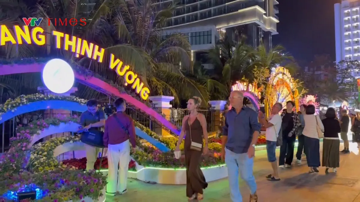 Nha Trang đ&ecirc;m Giao thừa: "Biển người" đợi ph&aacute;o hoa, phố biển kh&ocirc;ng ngủ đ&oacute;n ch&agrave;o năm B&iacute;nh Ngọ - Ảnh 3.