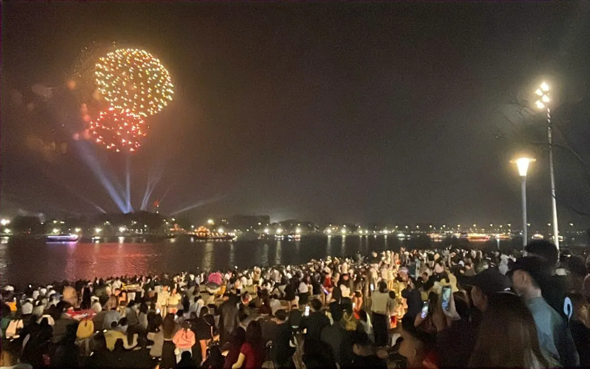 Quảng trường Ngọ Môn trở thành điểm hẹn của người dân và du khách khi cùng nhau đếm ngược thời khắc Giao thừa, đón năm mới 2026.