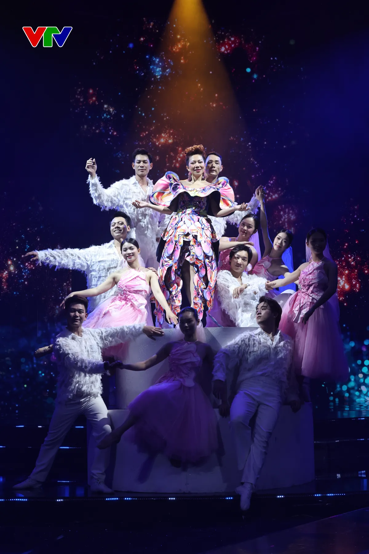 "Gió và Tình yêu thổi trên đất nước tôi": Bản hùng ca của nội lực quốc gia và nghệ thuật cất cánh- Ảnh 4. "Gió và Tình yêu thổi trên đất nước tôi": Bản hùng ca của nội lực quốc gia và nghệ thuật cất cánh- Ảnh 4.