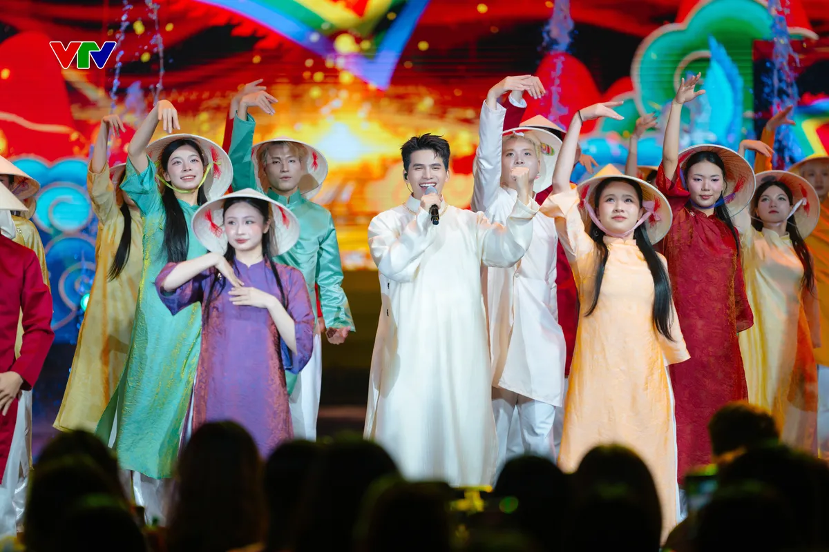 "Gió và Tình yêu thổi trên đất nước tôi": Bản hùng ca của nội lực quốc gia và nghệ thuật cất cánh- Ảnh 2. "Gió và Tình yêu thổi trên đất nước tôi": Bản hùng ca của nội lực quốc gia và nghệ thuật cất cánh- Ảnh 2.