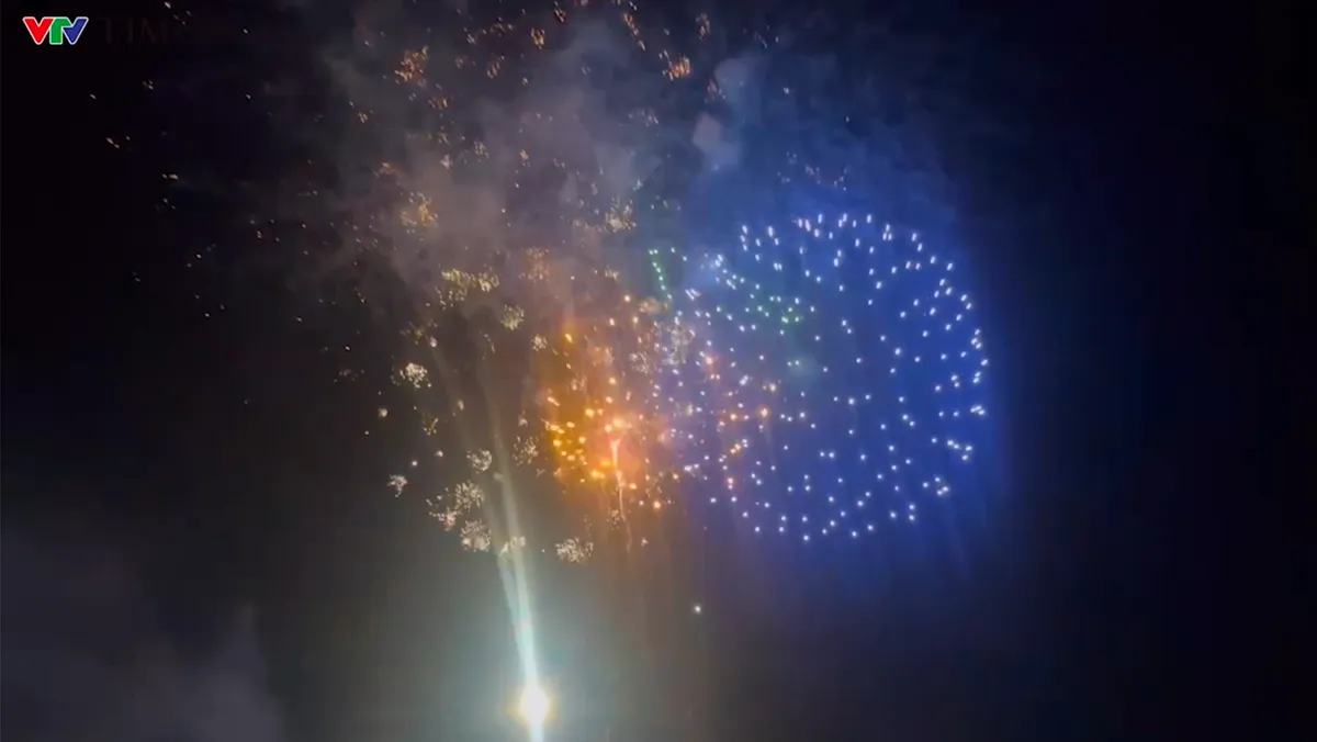 H&agrave;ng ng&agrave;n người d&acirc;n v&agrave; du kh&aacute;ch đổ về Vũng T&agrave;u xem ph&aacute;o hoa giao thừa- Ảnh 2.