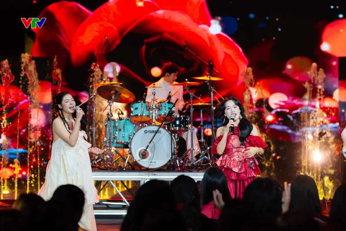 "Gió và Tình yêu thổi trên đất nước tôi": Bản hùng ca của nội lực quốc gia và nghệ thuật cất cánh- Ảnh 3. "Gió và Tình yêu thổi trên đất nước tôi": Bản hùng ca của nội lực quốc gia và nghệ thuật cất cánh- Ảnh 3.