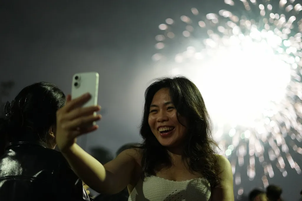 Khoảnh khắc bước sang năm Bính Ngọ trên khắp thế giới- Ảnh 5. Khoảnh khắc bước sang năm Bính Ngọ trên khắp thế giới- Ảnh 5.