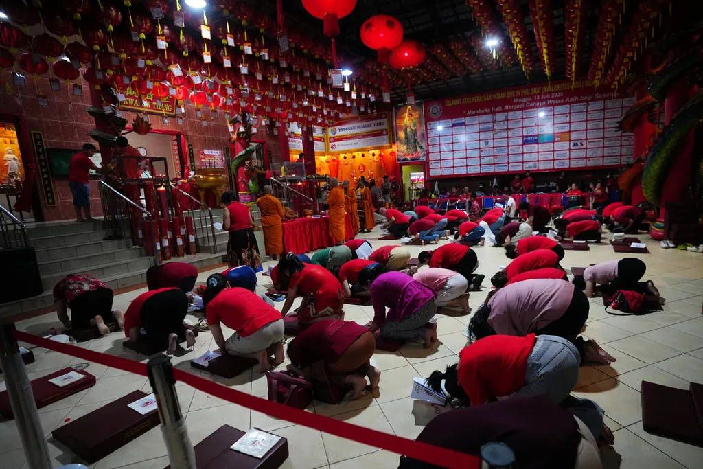 Khoảnh khắc bước sang năm Bính Ngọ trên khắp thế giới- Ảnh 9. Khoảnh khắc bước sang năm Bính Ngọ trên khắp thế giới- Ảnh 9.