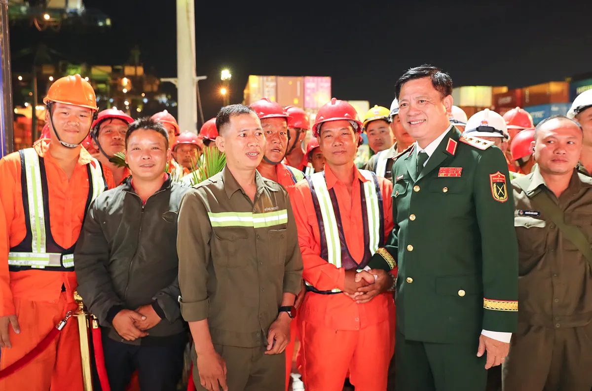 Binh đo&agrave;n 20 ph&aacute;t lệnh l&agrave;m h&agrave;ng đầu xu&acirc;n B&iacute;nh Ngọ 2026: Khởi đầu rực rỡ tại cảng C&aacute;t L&aacute;i - Ảnh 5.