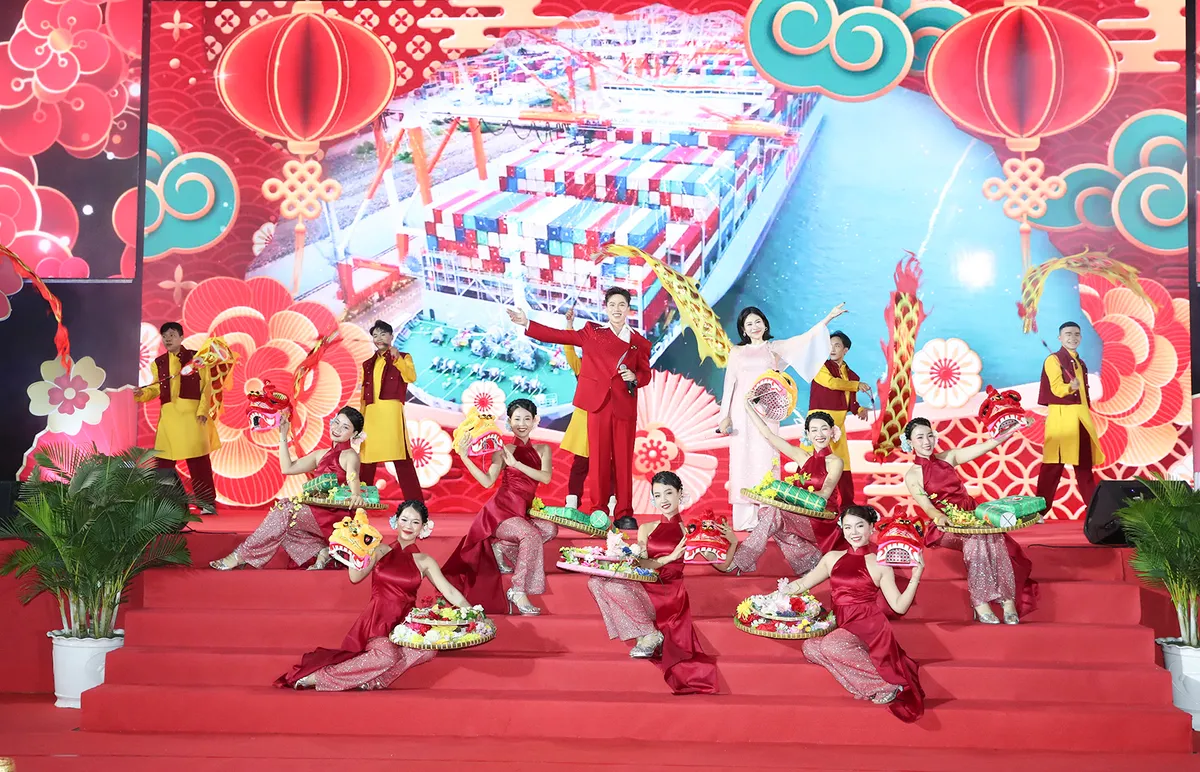 Binh đo&agrave;n 20 ph&aacute;t lệnh l&agrave;m h&agrave;ng đầu xu&acirc;n B&iacute;nh Ngọ 2026: Khởi đầu rực rỡ tại cảng C&aacute;t L&aacute;i - Ảnh 7.