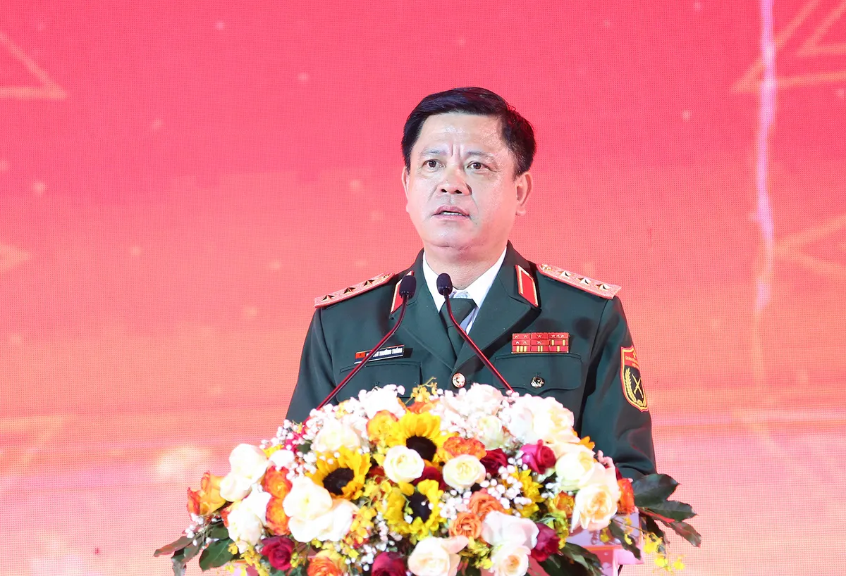 Binh đo&agrave;n 20 ph&aacute;t lệnh l&agrave;m h&agrave;ng đầu xu&acirc;n B&iacute;nh Ngọ 2026: Khởi đầu rực rỡ tại cảng C&aacute;t L&aacute;i - Ảnh 1.