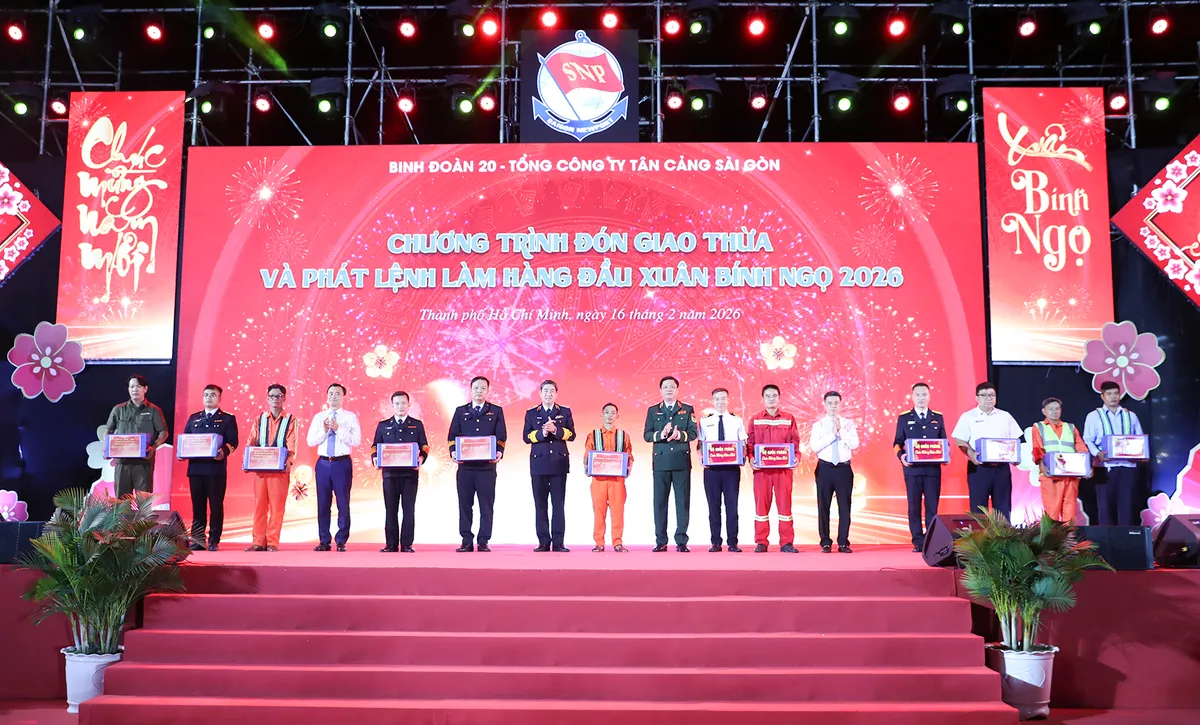 Binh đo&agrave;n 20 ph&aacute;t lệnh l&agrave;m h&agrave;ng đầu xu&acirc;n B&iacute;nh Ngọ 2026: Khởi đầu rực rỡ tại cảng C&aacute;t L&aacute;i - Ảnh 6.
