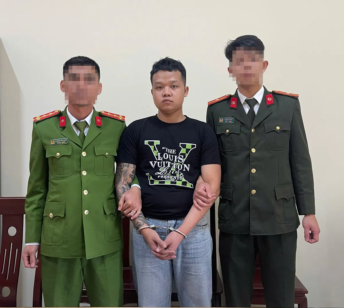 Bắt giữ đối tượng truy nã Hoàng Văn Khâm khi vừa về quê ở Nghệ An đón Tết- Ảnh 1. Bắt giữ đối tượng truy nã Hoàng Văn Khâm khi vừa về quê ở Nghệ An đón Tết- Ảnh 1.