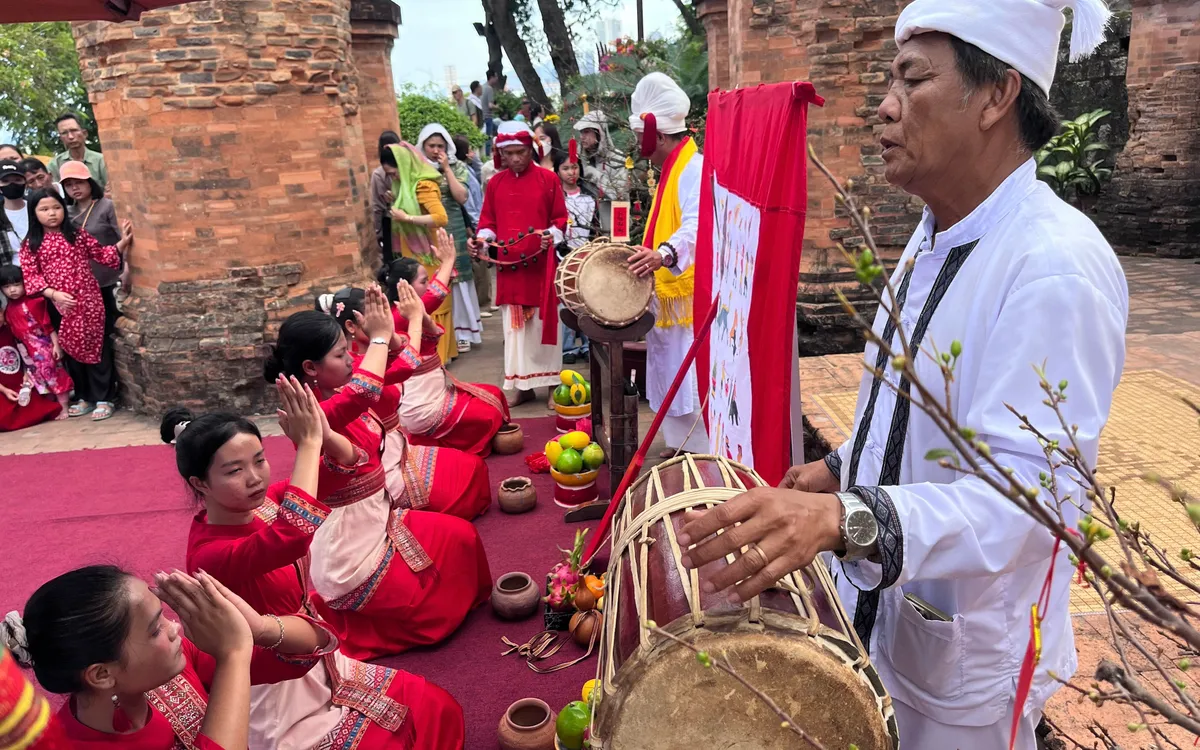 Rộn ràng điệu múa Chăm tại Tháp Bà.
