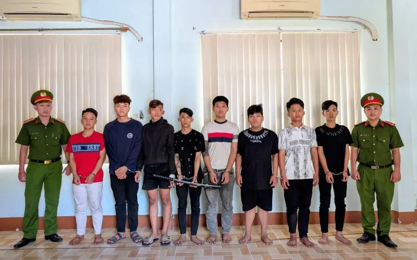 Khởi tố 8 thanh thiếu ni&ecirc;n mang dao tự chế, truy đuổi người đi đường cướp t&agrave;i sản tại Th&agrave;nh phố Hồ Ch&iacute; Minh- Ảnh 1.