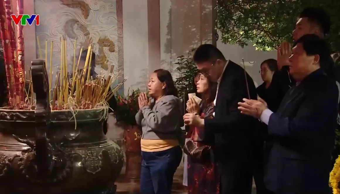 Người H&agrave; Nội n&ocirc; nức đi lễ cầu an ngay sau Giao thừa - Ảnh 1.