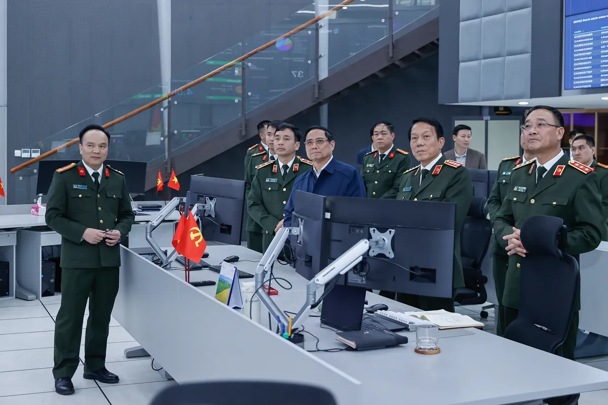 Thủ tướng Phạm Minh Ch&iacute;nh thăm, ch&uacute;c Tết lực lượng Cảnh s&aacute;t giao th&ocirc;ng v&agrave; An ninh mạng, y&ecirc;u cầu ti&ecirc;n phong chuyển đổi số- Ảnh 1.
