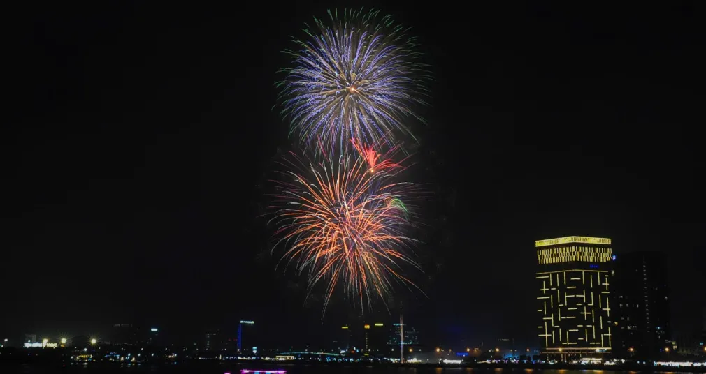 Người dân cả nước hân hoan đón Giao thừa, chào đón năm mới Bính Ngọ - Ảnh 1.