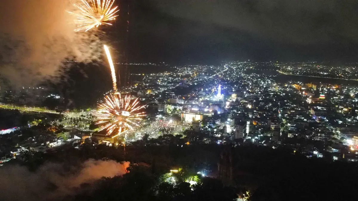 Người dân cả nước hân hoan đón Giao thừa, chào đón năm mới Bính Ngọ - Ảnh 2.