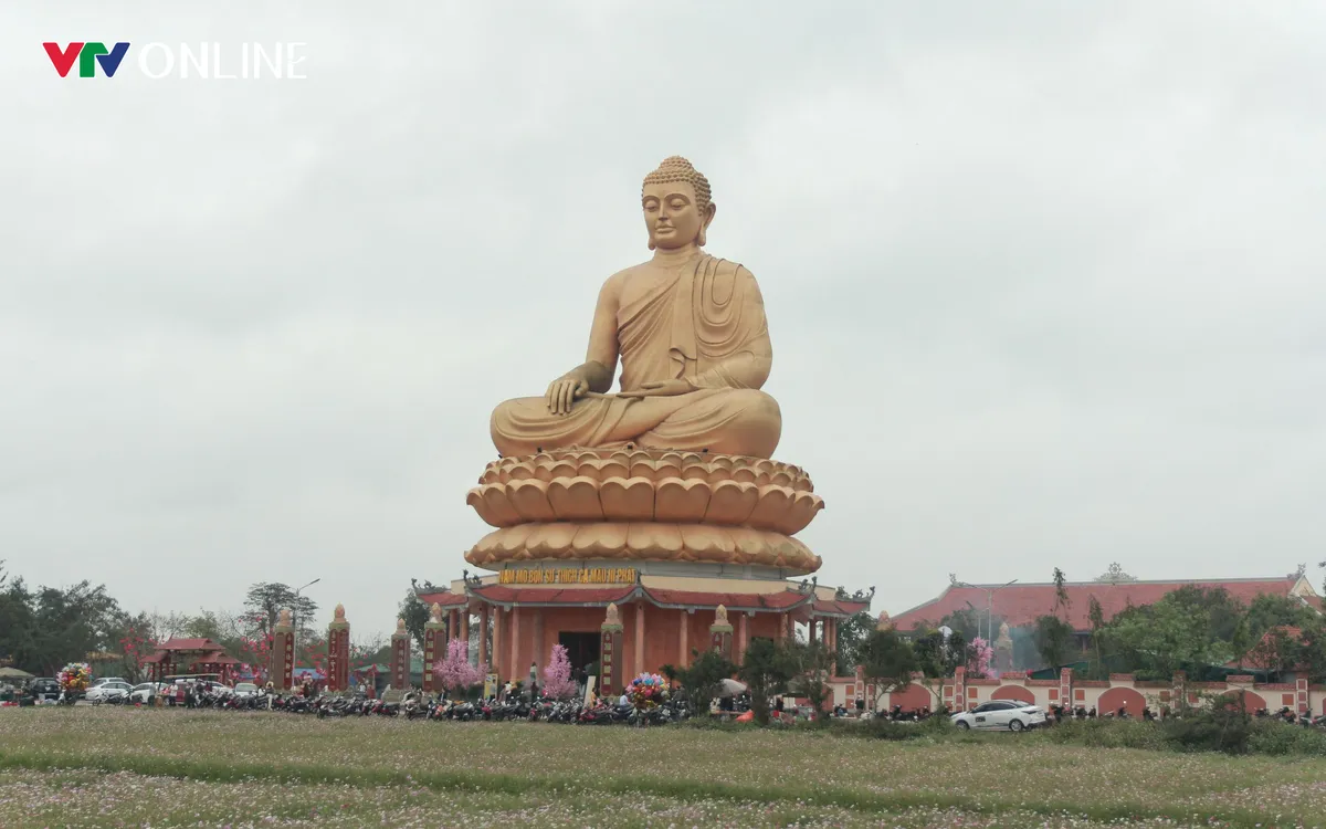 Chùa Phúc Lạc nổi tiếng khắp xa gần với tượng phật Thích Ca Mâu Ni lớn nhất Bắc trung Bộ. Ảnh Ngọc Quân.