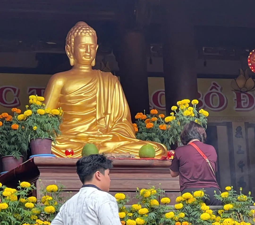 Dấu ấn tâm linh đầu xuân miền Trung: Từ lễ Mẫu Khánh Hòa đến lễ chùa phố biển- Ảnh 8. Dấu ấn tâm linh đầu xuân miền Trung: Từ lễ Mẫu Khánh Hòa đến lễ chùa phố biển- Ảnh 8.
