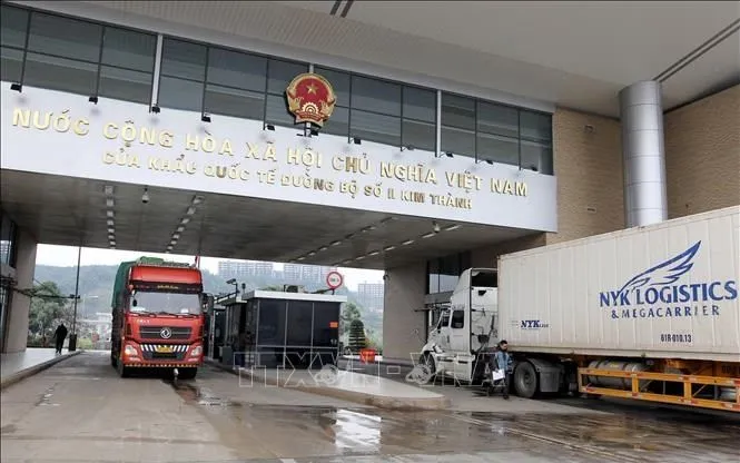 Xe container vận chuyển hàng hóa nhập khẩu tại Cửa khẩu quốc tế đường bộ số II Kim Thành. Ảnh: Quốc Khánh - TTXVN
