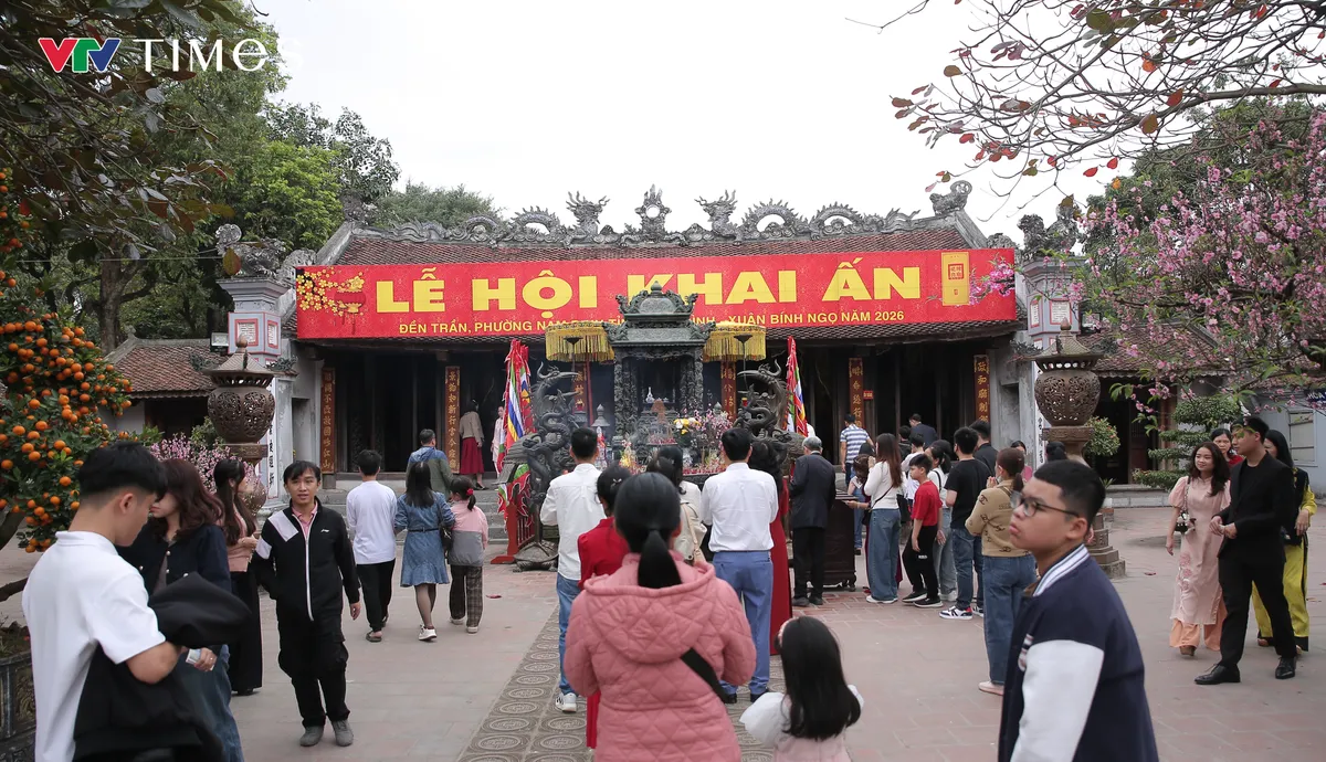Ninh B&igrave;nh: Đ&ocirc;ng đảo người d&acirc;n du xu&acirc;n, đi lễ cầu may ng&agrave;y m&ugrave;ng 1 Tết tại Đền Trần - Ảnh 1.