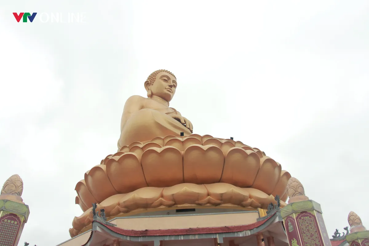 H&agrave;ng vạn du kh&aacute;ch v&atilde;n cảnh ng&ocirc;i ch&ugrave;a c&oacute; tượng Phật lớn bậc nhất Bắc Trung Bộ trong năm mới - Ảnh 1.