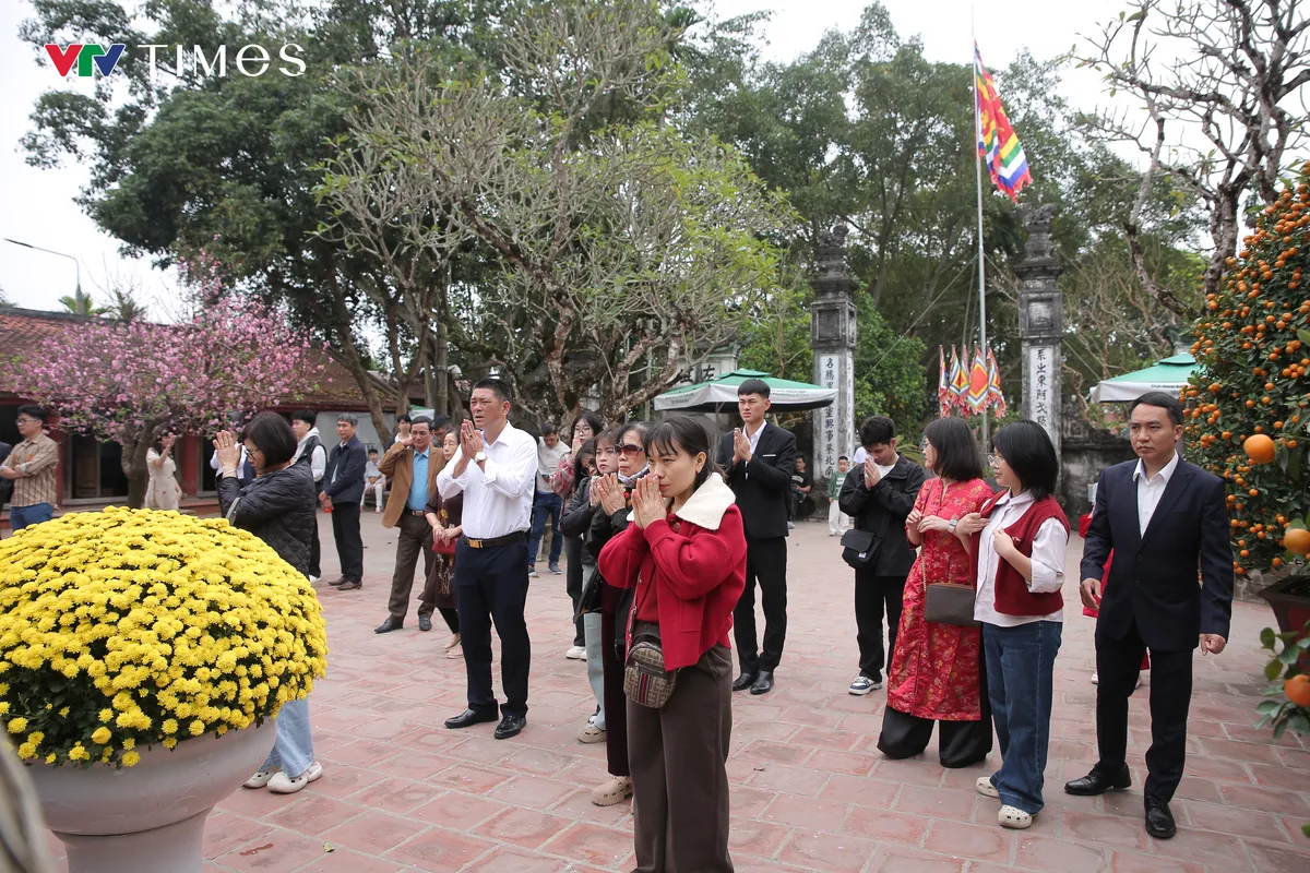 Ninh B&igrave;nh: Đ&ocirc;ng đảo người d&acirc;n du xu&acirc;n, đi lễ cầu may ng&agrave;y m&ugrave;ng 1 Tết tại Đền Trần - Ảnh 7.