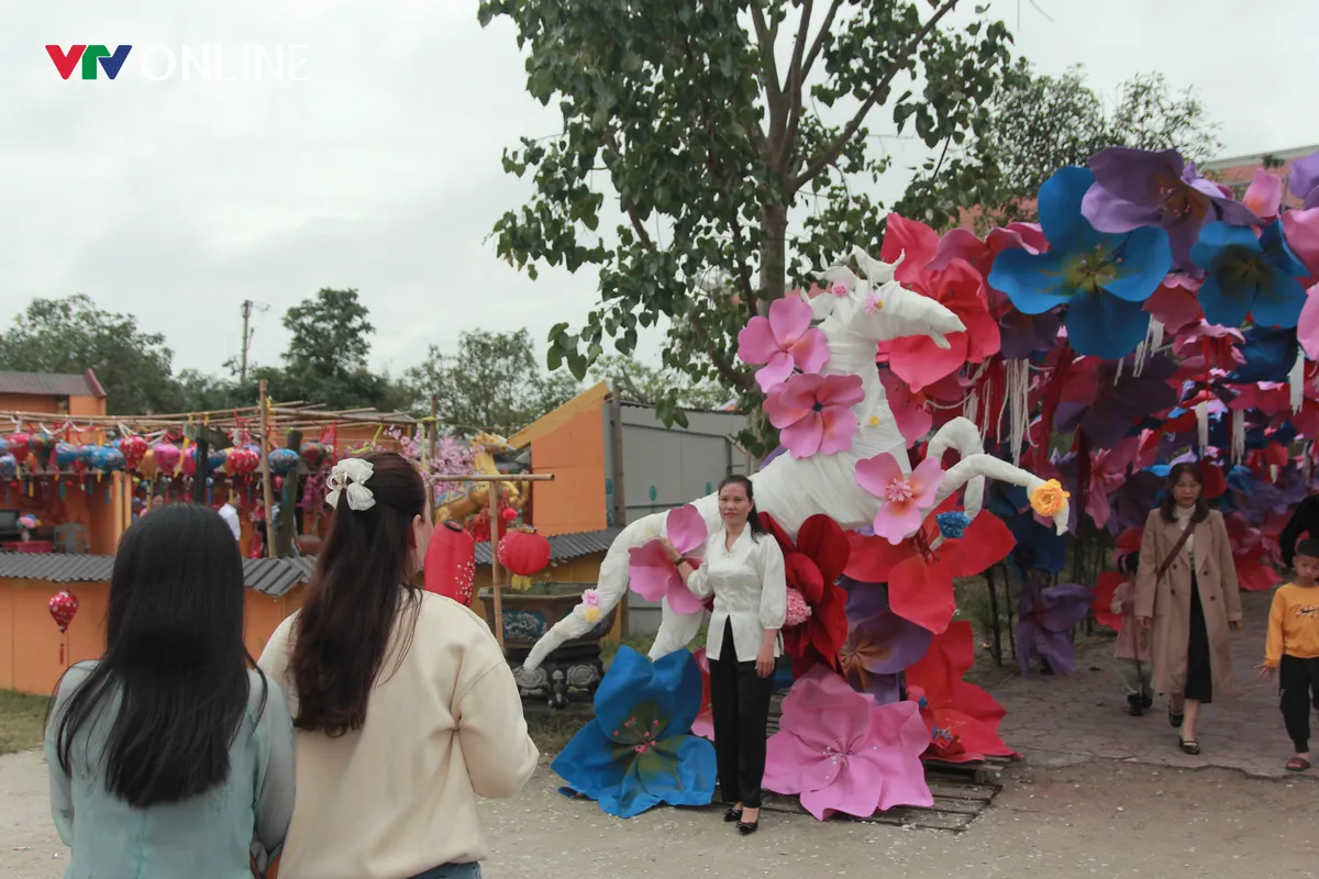 H&agrave;ng vạn du kh&aacute;ch v&atilde;n cảnh ng&ocirc;i ch&ugrave;a c&oacute; tượng Phật lớn bậc nhất Bắc Trung Bộ trong năm mới - Ảnh 4.