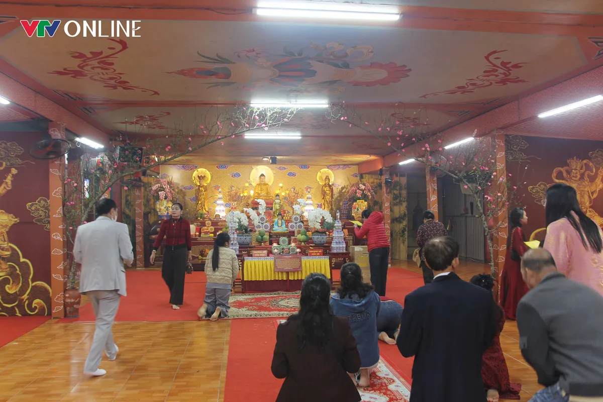 H&agrave;ng vạn du kh&aacute;ch v&atilde;n cảnh ng&ocirc;i ch&ugrave;a c&oacute; tượng Phật lớn bậc nhất Bắc Trung Bộ trong năm mới - Ảnh 2.