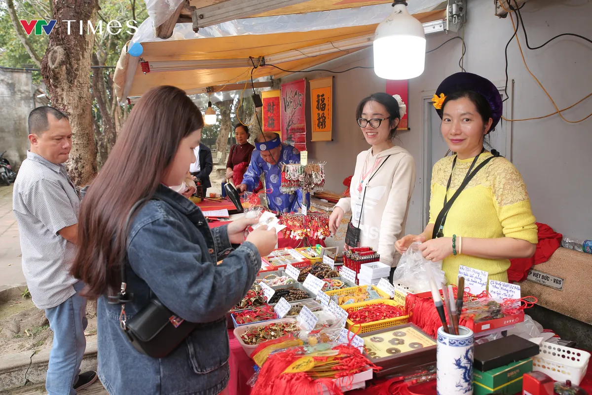 Ninh B&igrave;nh: Đ&ocirc;ng đảo người d&acirc;n du xu&acirc;n, đi lễ cầu may ng&agrave;y m&ugrave;ng 1 Tết tại Đền Trần - Ảnh 5.