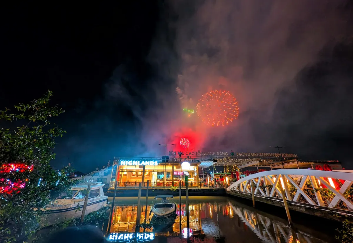TP Hồ Ch&iacute; Minh ng&agrave;y M&ugrave;ng 1 Tết: Metro miễn ph&iacute; v&eacute;, nhiều hoạt động vui chơi giải tr&iacute; ng&agrave;y Xu&acirc;n s&ocirc;i động - Ảnh 1.