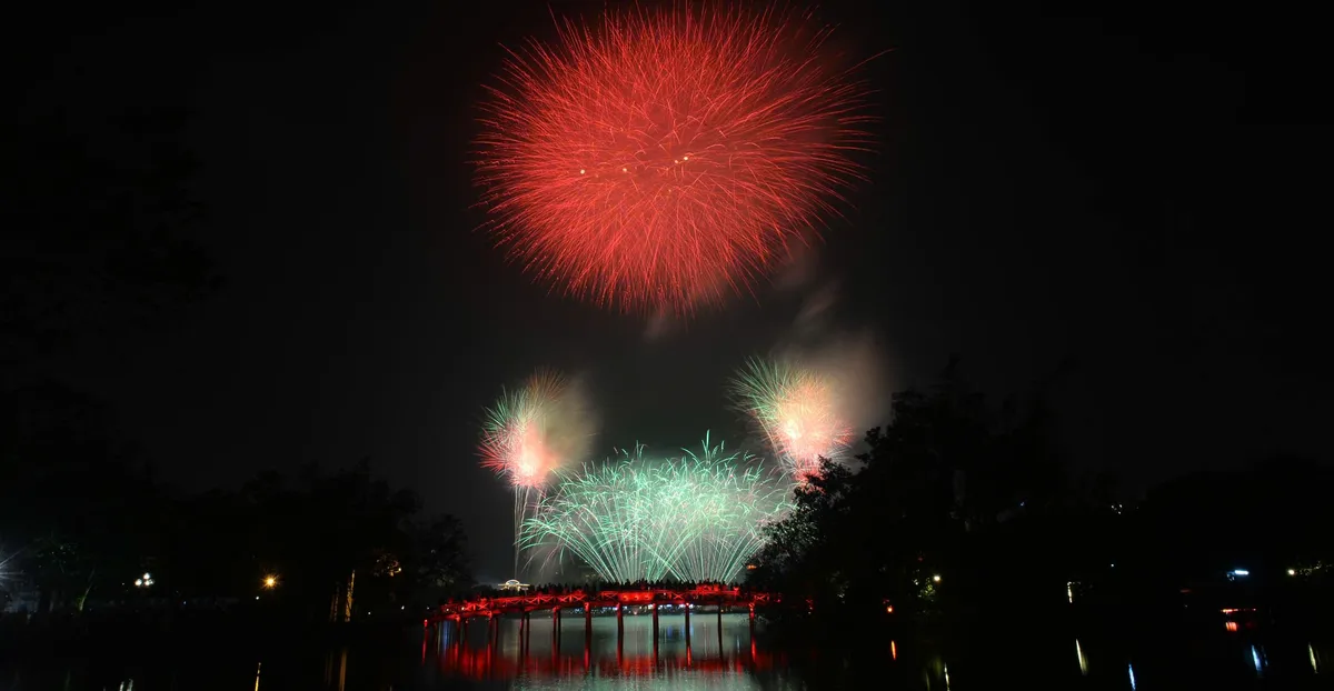 Hà Nội rực rỡ sắc màu pháo hoa chào xuân Bính Ngọ 2026- Ảnh 1. Hà Nội rực rỡ sắc màu pháo hoa chào xuân Bính Ngọ 2026- Ảnh 1.