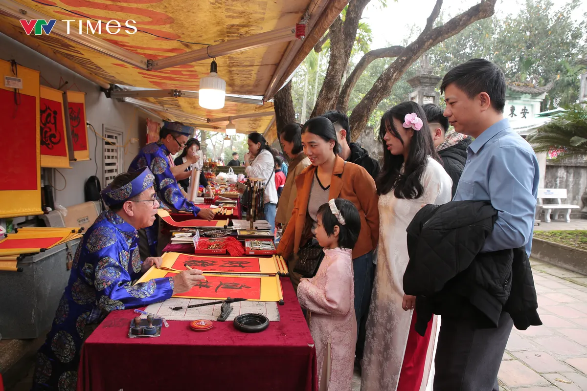 Ninh B&igrave;nh: Đ&ocirc;ng đảo người d&acirc;n du xu&acirc;n, đi lễ cầu may ng&agrave;y m&ugrave;ng 1 Tết tại Đền Trần - Ảnh 4.
