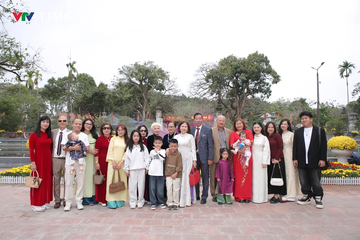 Ninh B&igrave;nh: Đ&ocirc;ng đảo người d&acirc;n du xu&acirc;n, đi lễ cầu may ng&agrave;y m&ugrave;ng 1 Tết tại Đền Trần - Ảnh 3.