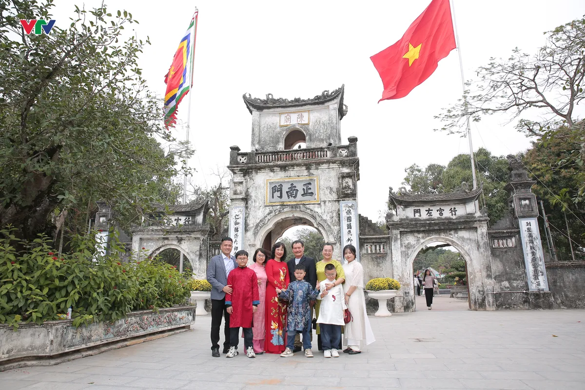 Ninh B&igrave;nh: Đ&ocirc;ng đảo người d&acirc;n du xu&acirc;n, đi lễ cầu may ng&agrave;y m&ugrave;ng 1 Tết tại Đền Trần - Ảnh 2.