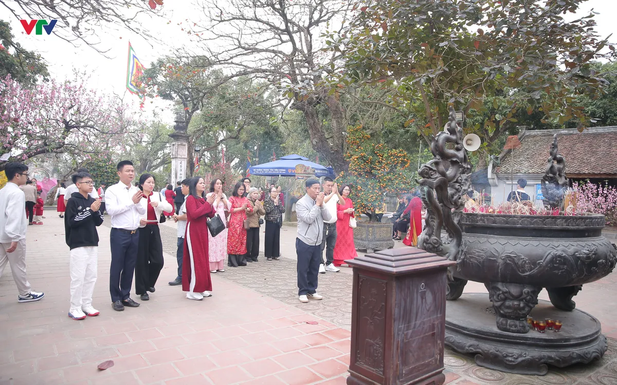 Du khách thành kính dâng hương tại Đền Trần trong không khí linh thiêng, trang trọng của ngày đầu năm mới Xuân Bính Ngọ 2026. Ảnh: Quốc Hưng