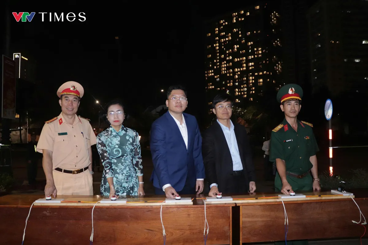 H&agrave;ng ng&agrave;n người d&acirc;n v&agrave; du kh&aacute;ch đổ về Vũng T&agrave;u xem ph&aacute;o hoa giao thừa- Ảnh 1.