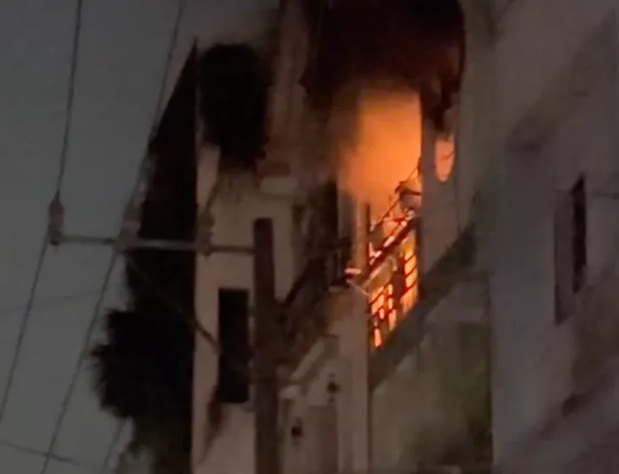 Ch&aacute;y nh&agrave; 3 tầng ở TP Hồ Ch&iacute; Minh v&agrave;o đ&ecirc;m Giao thừa- Ảnh 1.